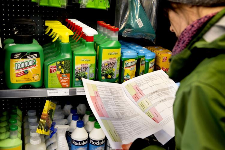 KEMIKONTROL. Sidste år fandt Miljøstyrelsen lovovertrædelser hos næsten hver anden butik, der sælger plantegifte og bekæmpelsesmidler til forbrugerne. Men netbutikkerne har mere frit slag end de fysiske butikker. 
