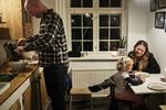 madplan. 7.000 voksne og 1.300 børn har registreret deres madvaner ved på 10 minuttersintervaller at skrive ned, hvad de foretog sig udvalgte dage. 
