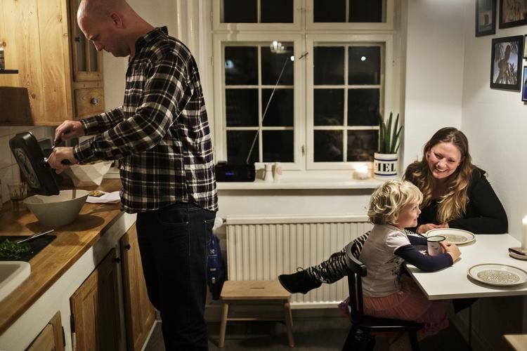 madplan. 7.000 voksne og 1.300 børn har registreret deres madvaner ved på 10 minuttersintervaller at skrive ned, hvad de foretog sig udvalgte dage. 
