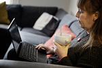 MÅLTID Et yndet mellemmåltid for Inge Louv er skyr med lidt sirup, som gerne indtages, mens hun svarer mail på computeren. 