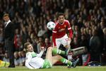 Uønsket. Bendtner (liggende) har trukket Wolfsburg-trøjen over hovedet 19 gange i denne sæson, men har endnu til gode at spille en hel kamp. 4 mål er det blevet til. 
