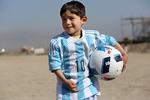 Messi-fan. Femårige Murtaza Ahmadi blev verdenskendt, efter at et billede af ham i en hjemmelavet messi-trøje spredte sig på sociale medier. I denne uge fik han en ægte trøje, signeret og sendt af Messi. 