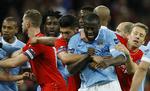 Fight. Der blev givet, taget, hevet og flået i Liga Cup-finalen, hvor Yaya Toure (nr. 2 fra højre) blev matchvinder. 
