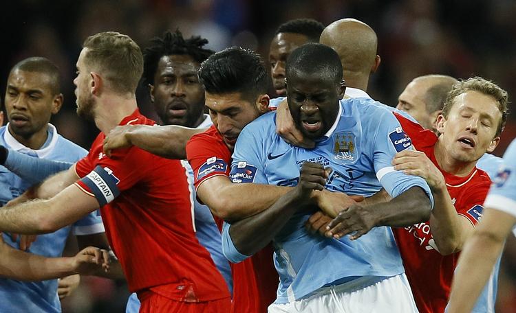 Fight. Der blev givet, taget, hevet og flået i Liga Cup-finalen, hvor Yaya Toure (nr. 2 fra højre) blev matchvinder. 