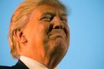 Udskældt. Donald Trump så tilfreds ud, da han i går holdt valgmøde i Tennessee forud for Super Tuesday i næste uge. I dag var der mange, der ikke var tilfredse med ham. 