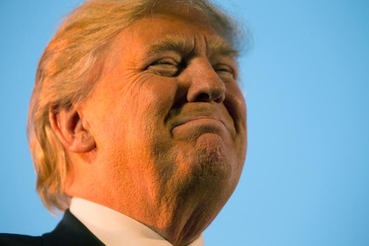 Udskældt. Donald Trump så tilfreds ud, da han i går holdt valgmøde i Tennessee forud for Super Tuesday i næste uge. I dag var der mange, der ikke var tilfredse med ham. 
