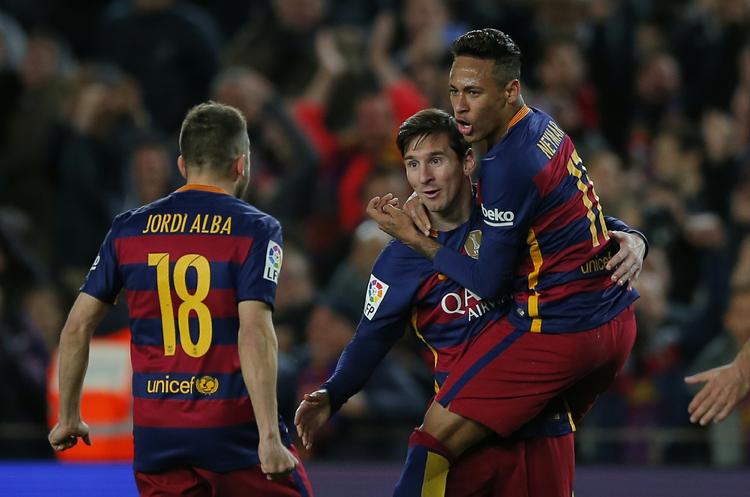 Jubel. Lionel Messi skruede et frispark op i målhjørnet. 