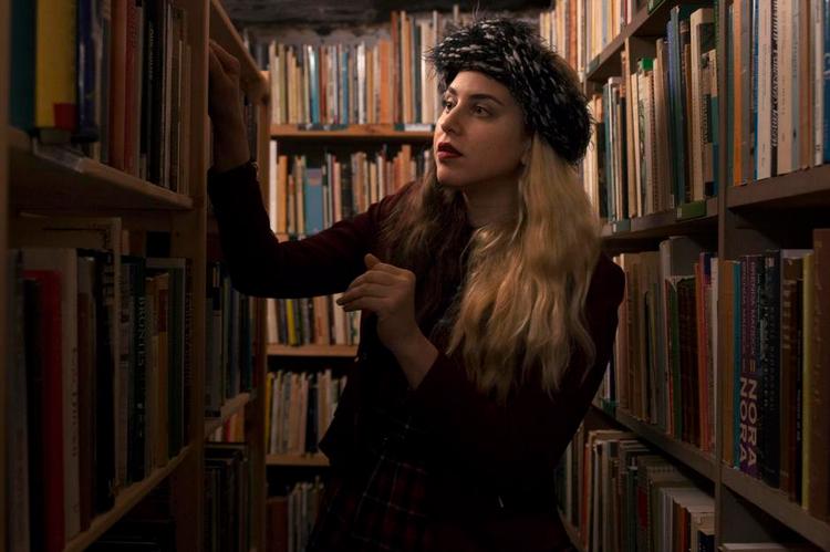 bogbesat. Sangerinden Fallulah er storforbruger af bøger og elsker at snuse rundt i bogbutikker – her i Den Franske Bogcafé i København. 