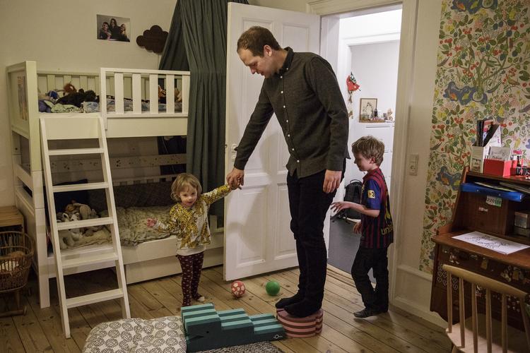 TID. I de fleste danske børnefamilier, hvor den ene forældre arbejder mindre end fuld tid, er det mor. Men Rasmus Landgreen har valgt at lægge sin arbejdstid, så han har mest mulig tid med sine børn, mens de er vågne. 