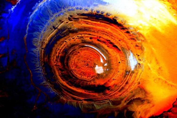 FOTOSAFARI. Turen hen over Jordens overflade har budt på farvestrålende syn for astronauten Scott Kelly, der har fotograferet løs under et et år langt ophold i rummet.. Her er det Richat i Mauretanien, en vulkan, der aldrig gik i udbrud og hvis øverste lag i dag er eroderet bort. 