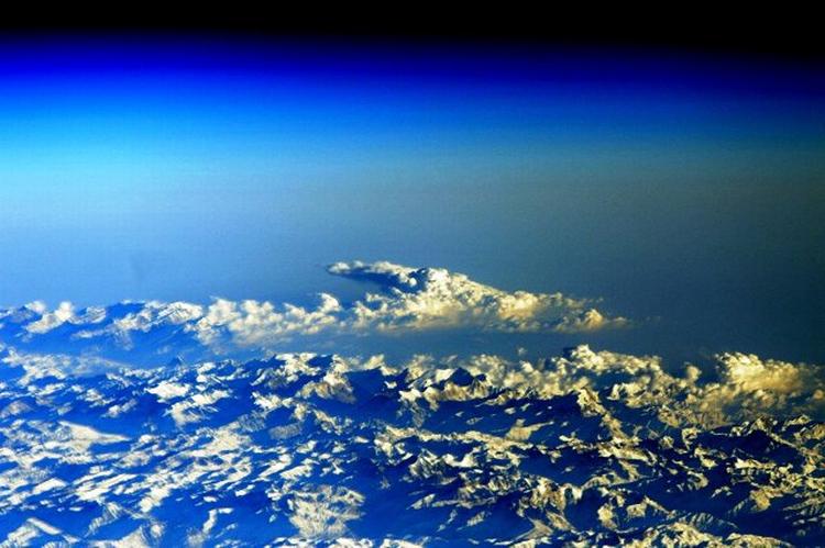 Og her, hvor kameralinsen er rettet mod Himalaya-bjergkæden og dens skydække. 