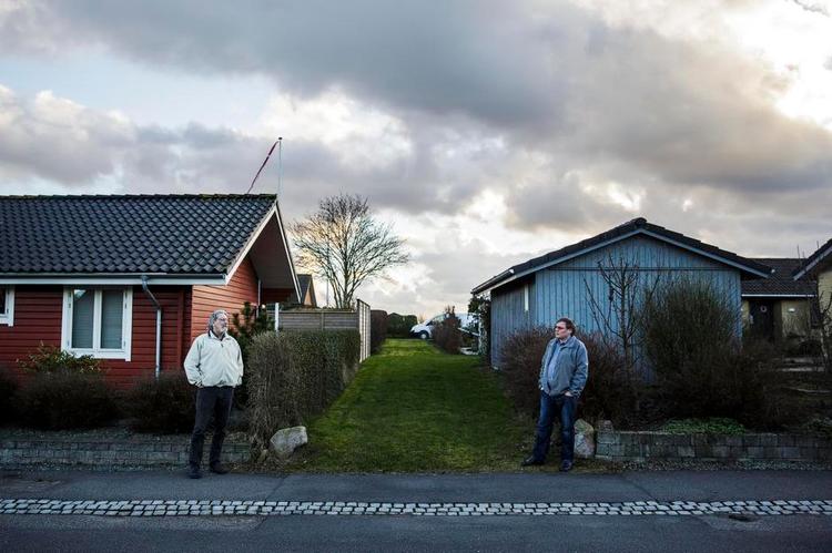 Forskelsbehandling. Erik Hansen og Erik Nielsen er naboer. Deres grunde er ens, men det er vurderingen af deres grundværdi ikke hos Skat. Det undrer mildest talt de to husejere. 