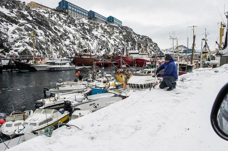 Klima. Er det virkelig Nuuk i februar? Fjorden er isfri, fjeldene er mere brune end hvide, og det tynde snelag på molen fejes let væk af kraftige vinde. 