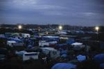 LEJR. Migranternes telte og skure omkring tunnellen og færgerne til Storbritanien har givet Calais' store problemer. Nu fjernes en del af den berygtede lejr. 