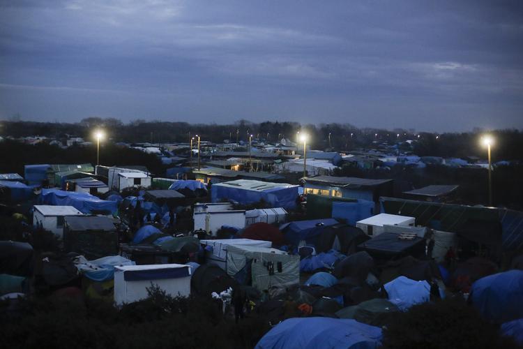LEJR. Migranternes telte og skure omkring tunnellen og færgerne til Storbritanien har givet Calais' store problemer. Nu fjernes en del af den berygtede lejr. 