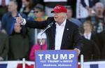UNDSKYLDNING. Trump vil gerne tage afstand fra tidligere Ku Kluxs Klan leder David Duke. Han kunne bare ikke høre tv-værtens spørgsmål, da han søndag afviste at lægge afstand til bevægelsen. 