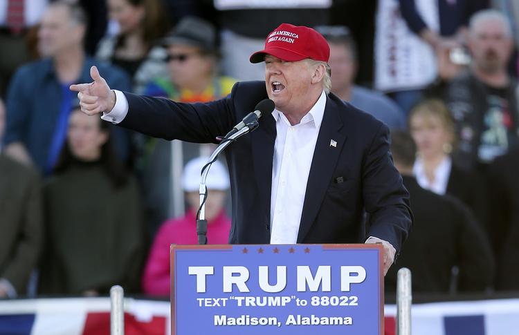 UNDSKYLDNING. Trump vil gerne tage afstand fra tidligere Ku Kluxs Klan leder David Duke. Han kunne bare ikke høre tv-værtens spørgsmål, da han søndag afviste at lægge afstand til bevægelsen. 