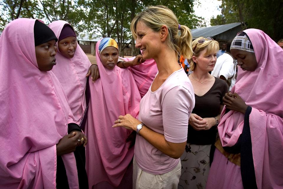 I 2006 var Ulla Tørnæs blevet udviklingsminister. Her besøgte hun sammen med daværende integrationsminister Rikke Hvilshøj (V) Kenya for at se, hvad den danske indsats i flygtninges nærområder kan udrette. 
