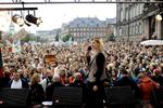 Også i 2004 var der pres på Ulla Tørnæs. Her demonstrerede 35.000 elever og studerende mod nedskæringer på uddannelsesområdet på Christiansborg Slotsplads i København. 