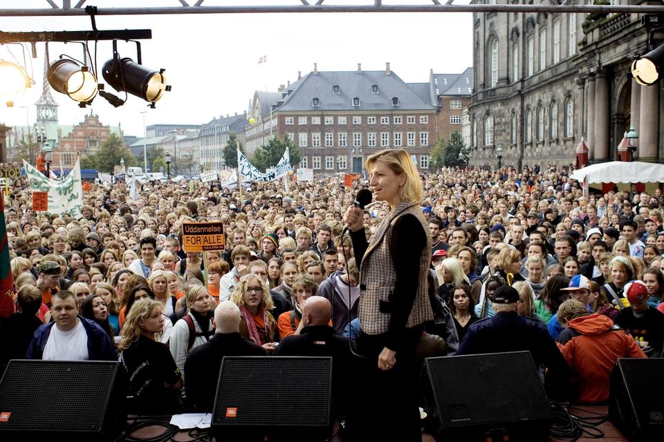 Også i 2004 var der pres på Ulla Tørnæs. Her demonstrerede 35.000 elever og studerende mod nedskæringer på uddannelsesområdet på Christiansborg Slotsplads i København. 