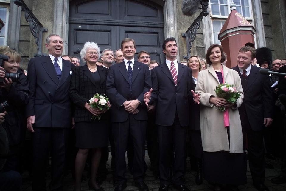 I 2001 præsenterede Anders Fogh Rasmussen den nye VK-regering for dronningen på Amalienborg. Her blev Ulla Tørnæs udnævnt som undervisningsminister. 