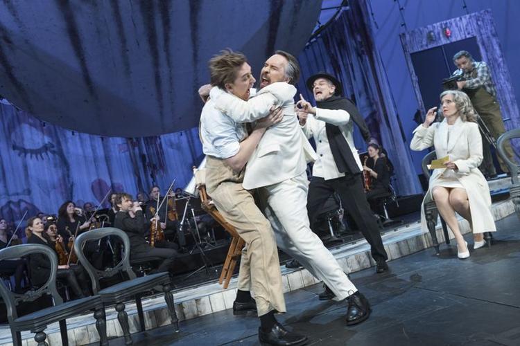 Tempo. Elisa Kragerup gør alt, hvad hun kan, for at pumpe energi i ’Figaros Bryllup’. Men det er unødvendigt og spolerer musikken, mens dramaet eksploderer som balloner.Foto: Miklos Szabo 