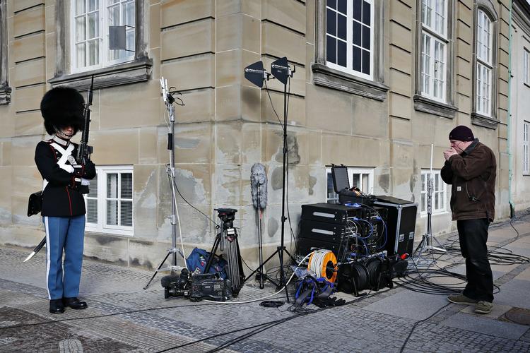 Ventetid. Både gardere med og uden uniform var i dag på plads foran Amalienborg, da statsminister Lars Løkke Rasmussen præsenterede en mindre ministerrokade. 