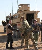 Soldatkammerater. Forsvarsminister Peter Christensen (til venstre) sørgede for at Venstrekollegaen, finansminister Claus Hjort Frederiksen kom med til 'fronten' i Irak. Foto: Forsvaret 