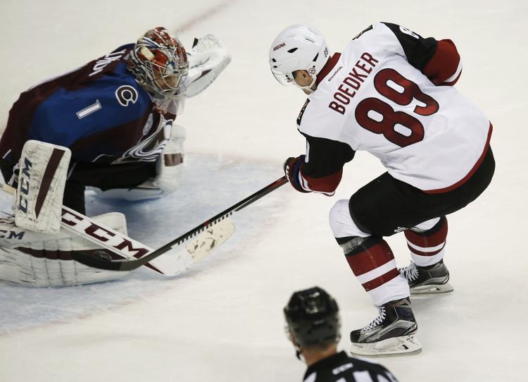 skifte. Mikkel Bødker (th) scorer for Arizona Coyotes mod den klub, danskeren snart skal spille for, Colorado Avalanche, i en kamp 27. december 2015. 