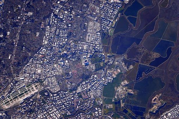 Arenaen. Den 7. februar tørnede Denver Broncos og Carolina Panthers sammen i Super Bowl finalen. Sådan lød det på twitter fra Scott Kelly dagen efter: Got to see the #SuperBowl in person after all! But at 17,500MPH, it didn't last long. 