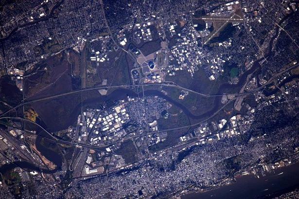 Postkort. Den 4. oktober 2015 sendte Scott Kelly dette billede af 'The MetLife Stadium der hjemmebane for New York Jets og New York Giants i National Football League (NFL) 