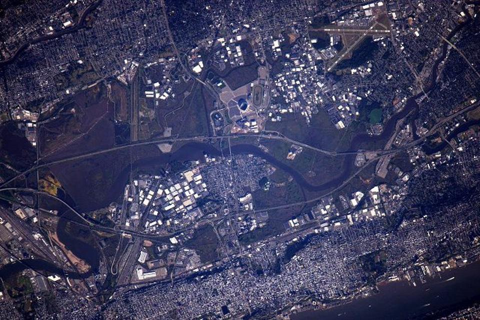 Postkort. Den 4. oktober 2015 sendte Scott Kelly dette billede af 'The MetLife Stadium der hjemmebane for New York Jets og New York Giants i National Football League (NFL) 