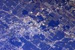 Hjemmebane. NRG Stadium findes i Houston i Texas, USA, der er hjemmebane for NFL-klubben Houston Texans. Stadionet har plads til 71.500 tilskuere. Scott Kelly ønskede held og lykke fra 400 kilometers højde med dette billede. 