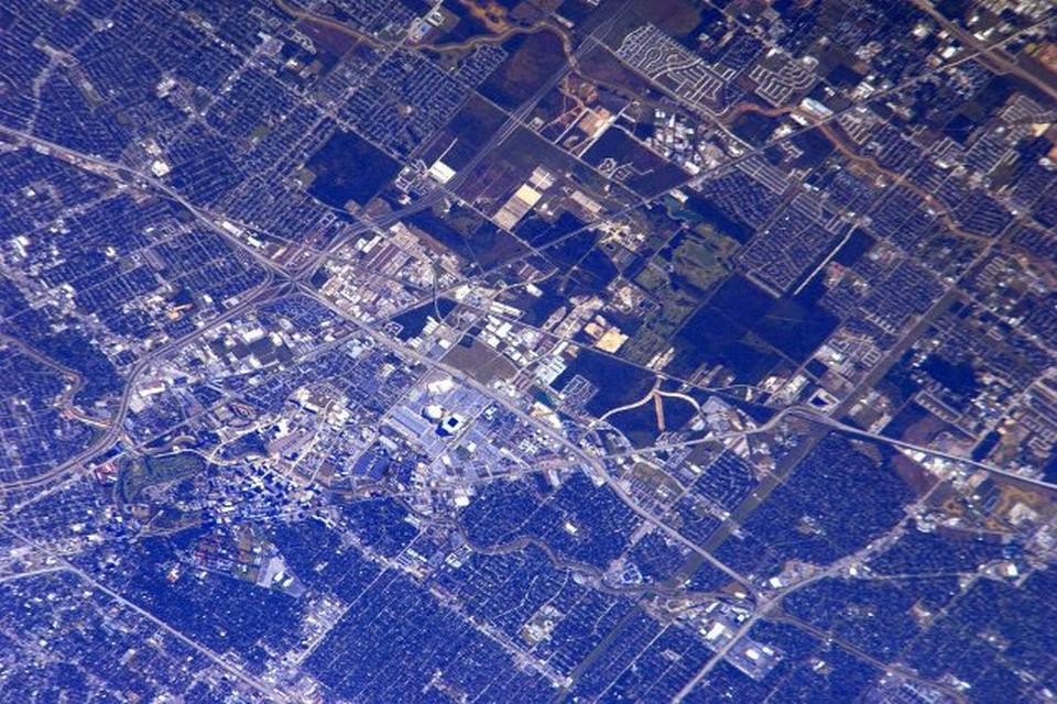 Hjemmebane. NRG Stadium findes i Houston i Texas, USA, der er hjemmebane for NFL-klubben Houston Texans. Stadionet har plads til 71.500 tilskuere. Scott Kelly ønskede held og lykke fra 400 kilometers højde med dette billede. 