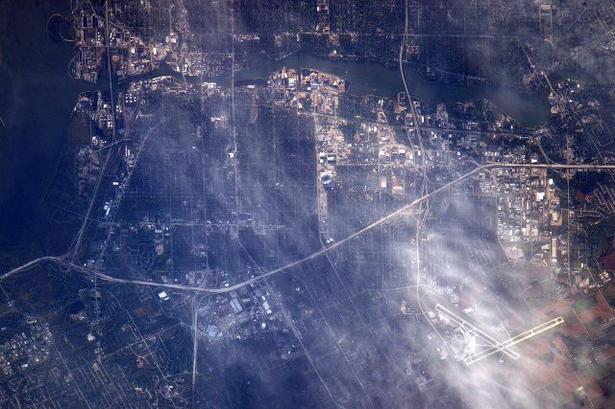 Playground. Sådan har fans af NFL-klubben næppe set deres yndlingsstadion før. Fotograferet af nasa-astronauten Scott Kelly under en forbiflyvning med 27.000 kilometer i timen fra Den Internationale Rumstation ISS.Lambeau Field er et stadion i Green Bay i Wisconsin, USA, der er hjemmebane for NFL-klubben Green Bay Packers 