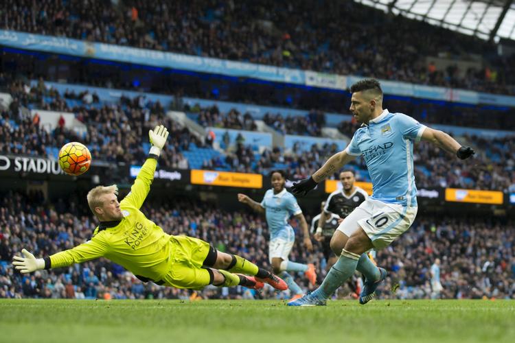 Skanse. Schmeichel (tv) har holdt buret rent 9 gange i denen sæson, men blev passeret af Sergio Agüero. Argentinerens scoring for Man. City var dog ligegyldig. Leicester vandt nemlig 3-1. 