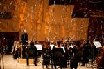 Oplagt. Adam Fischer serverede Beethovens 1. og 8. symfoni for et veloplagt publikum. Og der gik bogstavelig talt ild i ekstranummeret, finalesatsen fra Mozarts 'Haffner-symfoni'. Pludselig knaldede der konfetti over orkestret, næsten som et overraskelsesangreb. 