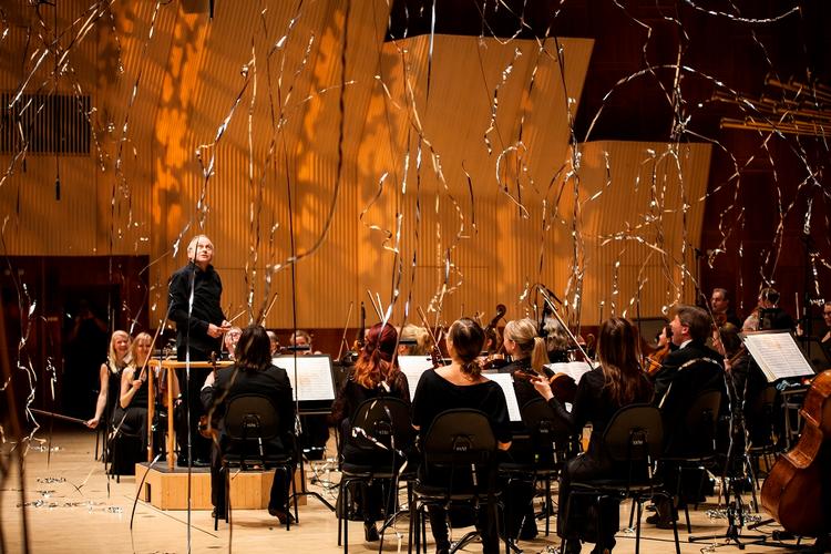 Oplagt. Adam Fischer serverede Beethovens 1. og 8. symfoni for et veloplagt publikum. Og der gik bogstavelig talt ild i ekstranummeret, finalesatsen fra Mozarts 'Haffner-symfoni'. Pludselig knaldede der konfetti over orkestret, næsten som et overraskelsesangreb. 