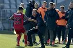 Jubel. FC Nordsjællands lille guldfugl Emre More scorede til 1-0 mod Viborg og jubler her med Kasper Hjulmand, der må godt i knæ for at nå ned i sin spillers højde. Foto: René Schütze/Polfoto 