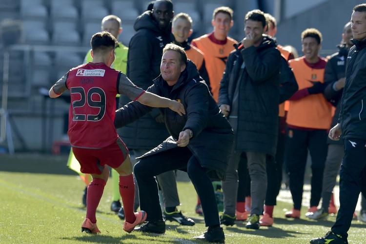 Jubel. FC Nordsjællands lille guldfugl Emre More scorede til 1-0 mod Viborg og jubler her med Kasper Hjulmand, der må godt i knæ for at nå ned i sin spillers højde. Foto: René Schütze/Polfoto 
