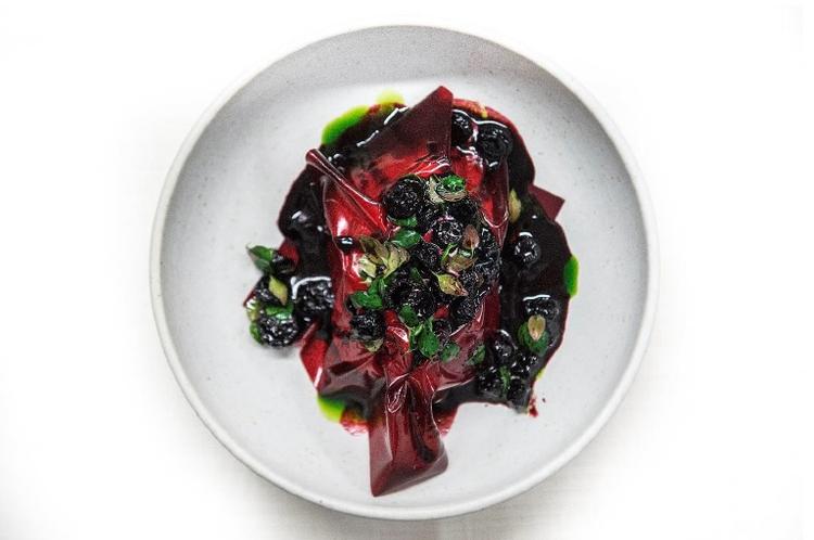 Farverigt. Den unge chefkok Christian Gadient har CV'et og farvepaletten i orden - her ses en af hans tidligere retter 'Blueberry'. 