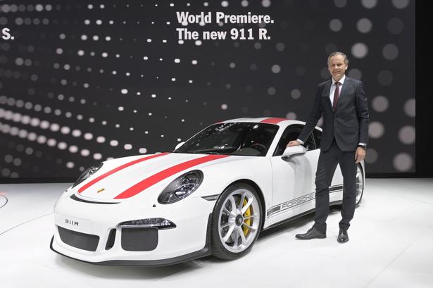 RÅ. Porsche 911 R er en bil til racerløb, men den er også godkendt til gadebrug. Boxermotoren yder 500 hk, og bilen har sekstrins manuel gearkasse. Den danske pris er allerede beregnet: 3,6 millioner kroner. 