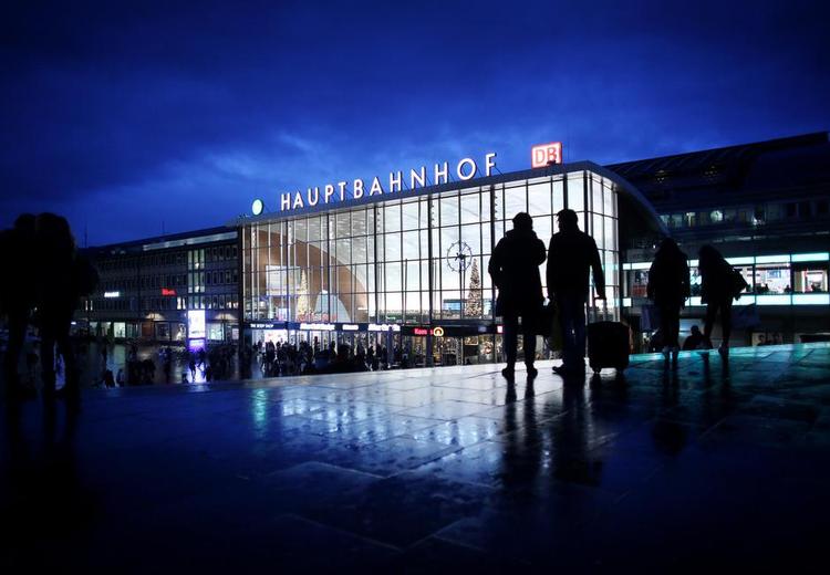 Köln. Forfatteren Kamel Daoud kæder overgrebene nytårsaften i Köln sammen med, at Vesten glemmer, at flygtningen kommer ud af en: » kulturel fælde, som især afspejler hans forhold til Gud og kvinden«. 
