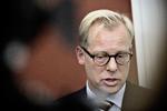 Comeback. Carl Holst (V), da han under sin tid som forsvarsminister var i åbent samråd om sin brug af sine særlige rådgiver under valgkampen. Siden gik han af og tog orlov. Nu vil han vende tilbage til Folketinget. 