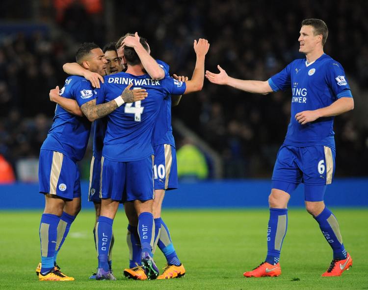Uafgjort. Leicester jubler efter holdets Daniel Drinkwater udlignede til 1-1. Kampen endte 2-2. 