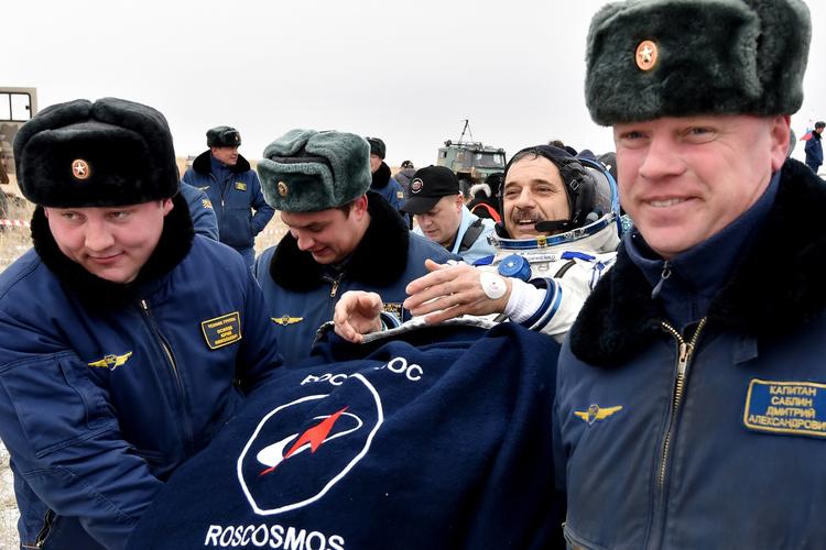 HJEMKOMST. Mikhail Kornjenko bæres ud af landingskapslen i Kasakhstan. 