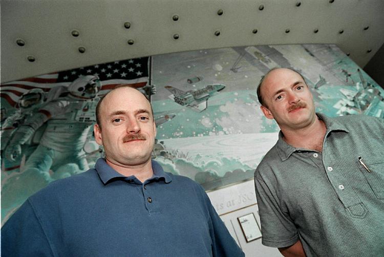 TVILLINGEFORSØG. Scott Kelly (tv) og hans bror Mark deltager i Nasa's undersøgelse af, hvordan et langt ophold i rummet påvirker menneskekroppen. 