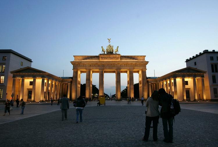 FAREZONE. Turister, der færdes ved attraktioner som Brandenburger Tor i Berlin er et oplagt mål for lommetyve. 