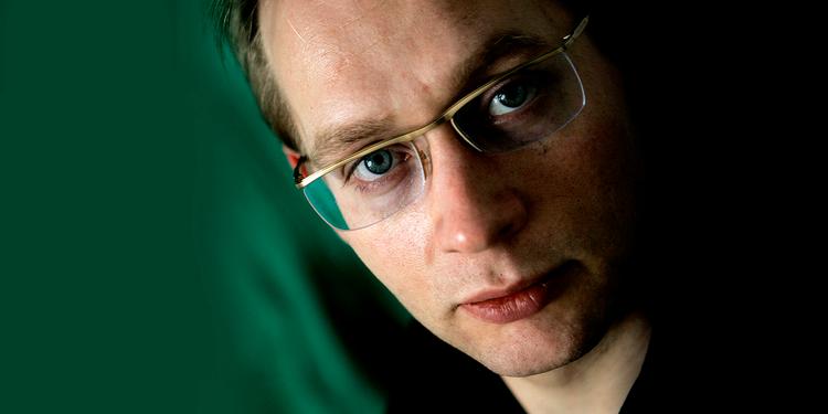 Afskedssange. »Skibet er ikke bare ved at synke, det har nærmest ramt havets bund. Oppe på land står vi i ruinerne og synger afskedssange for civilisationen. Sådan har jeg det, jeg ser ikke grund til andet end at være kulturpessimist«, lyder ordene fra Clemens Meyer. 