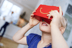 FREMTIDSFØDE. Hvis du eller dine børn endnu ikke har stiftet bekendtskab med Virtual Reality, kan du i weekenden køre op til Stockholm og købe et Happy Meal med en VR-brille ombord (Foto: McDonald's). 